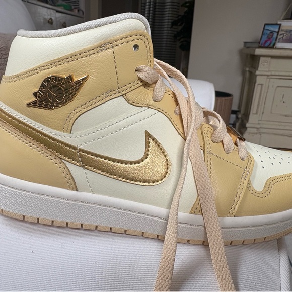 Jordan Shoes - Jordan WMNS Air Jordan 1 Mid SE - Pale Vanilla & Metallic Gold